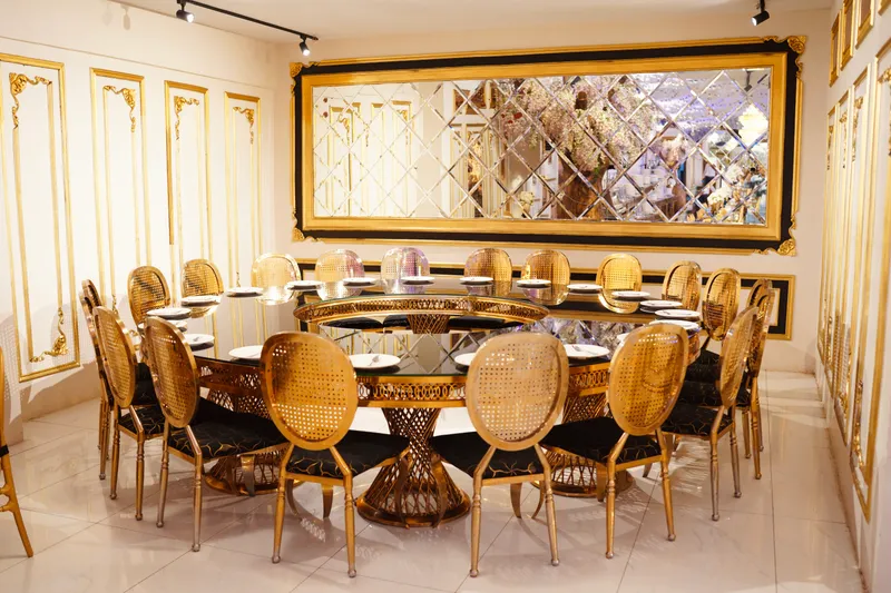 Round tables, side hall